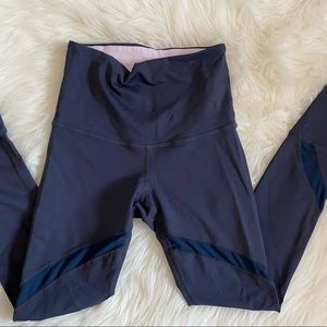 Athletic navy blue legging with mesh.